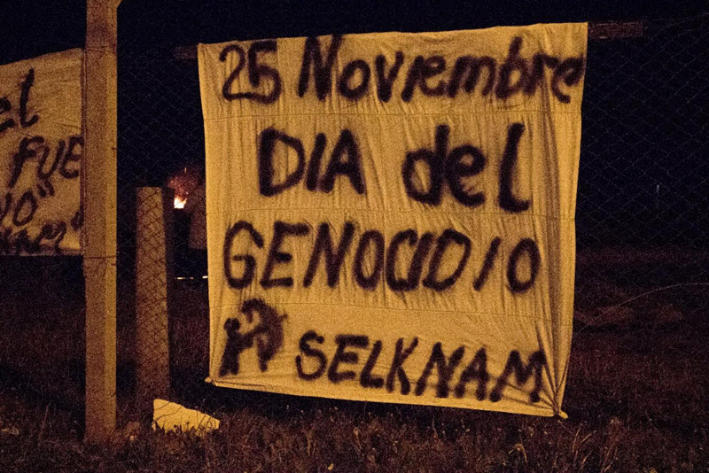 Vigilia por el Día del Genocidio Selk’nam. Casa Cultural de la Comunidad Indígena Rafaela Ishton, Río Grande, noviembre de 2021. Fotografía: Ana C. Gerrard